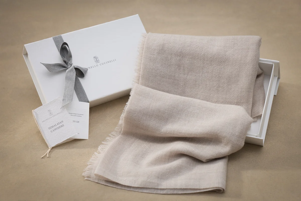 ブルネロ クチネリの「ヒマラヤ再生ファッションリビングラボ」で製作された、レディーススカーフ リミテッドエディション