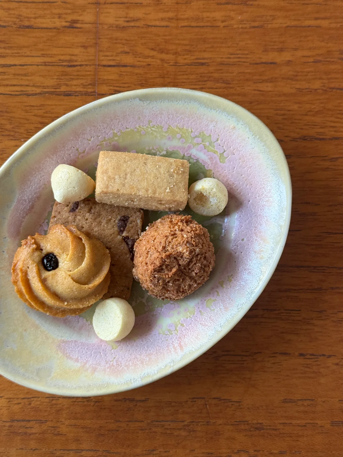 テルツォテンポのクッキー瓶の中身をお皿に取り分けた様子