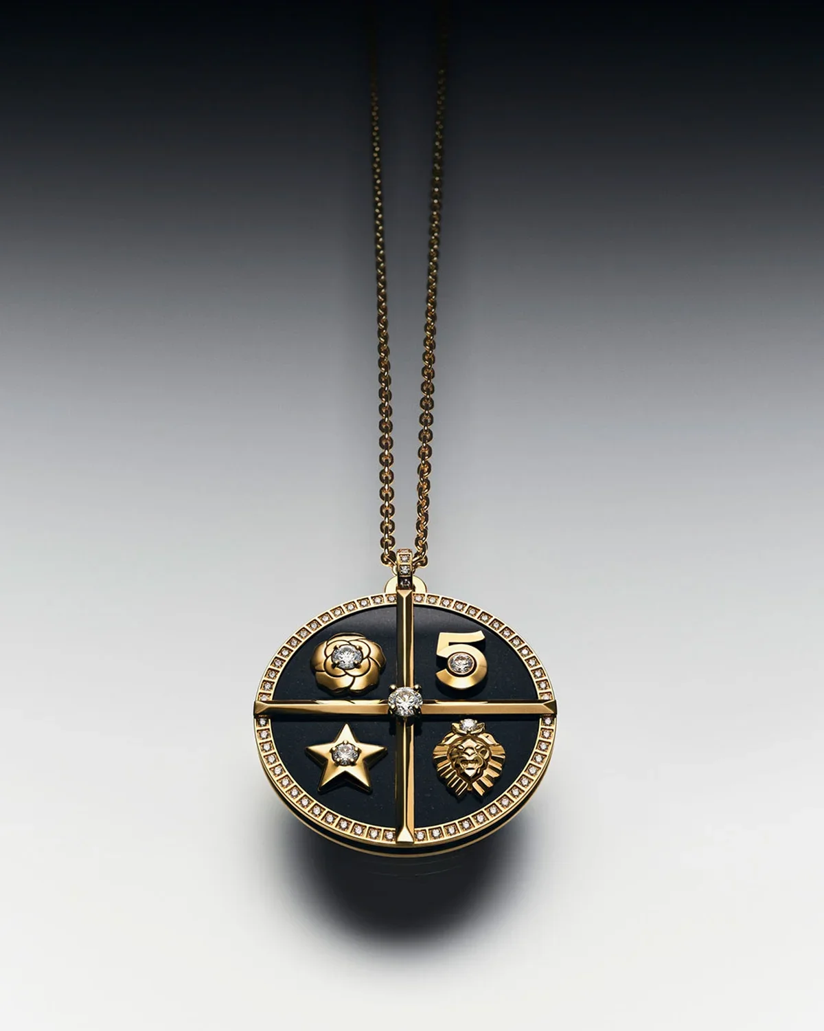 「シンボル メダル」ネックレス〈YG、ダイヤモンド、ブラックジェイド〉¥5,049,000