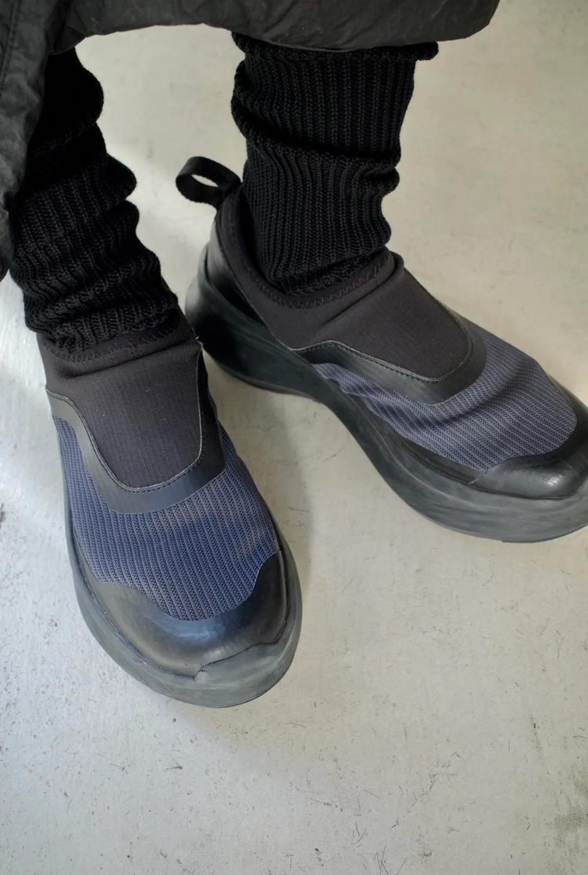 足元スタイリング　足元レイヤード　オーラリー　AURALEE