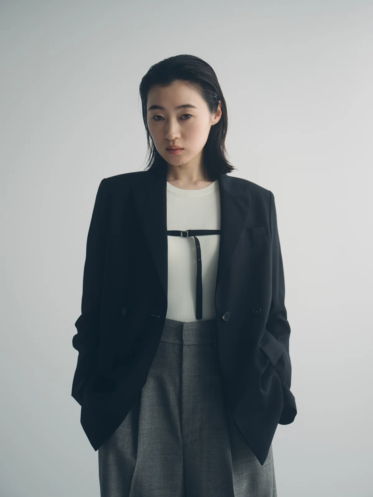 ベルトのディテールが特徴的なインのダブルジャケット