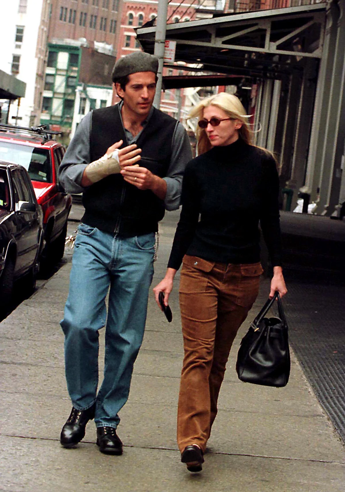 揃ってカジュアルスタイルでニューヨークを闊歩するジョン・F・ケネディ・ジュニアとキャロリン・ベセット・ケネディ