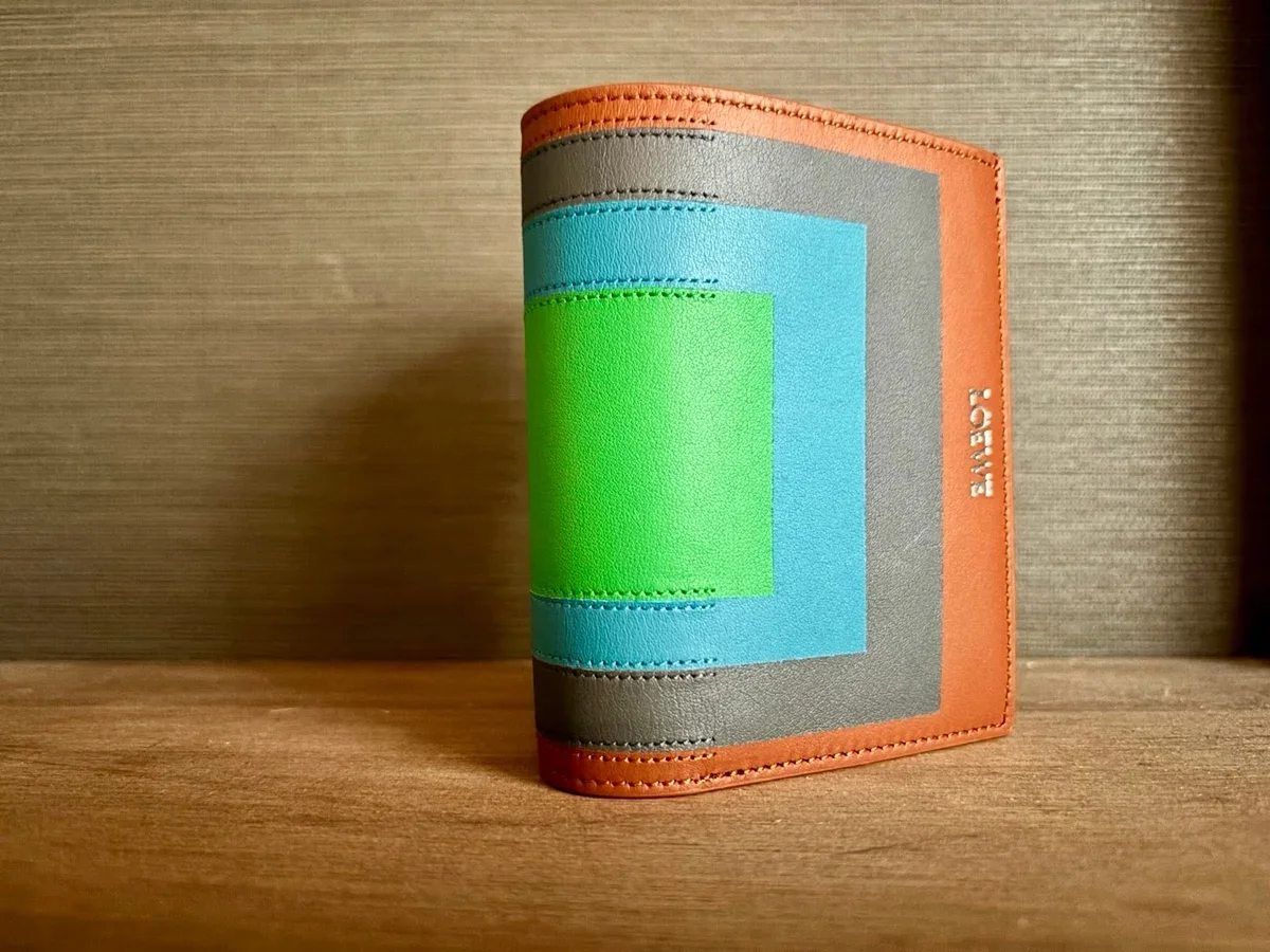 ジョセフ・アルバースの《正方形讃歌》から着想したカラーレザーをあしらったLOEWE 「コンパクト ウォレット」