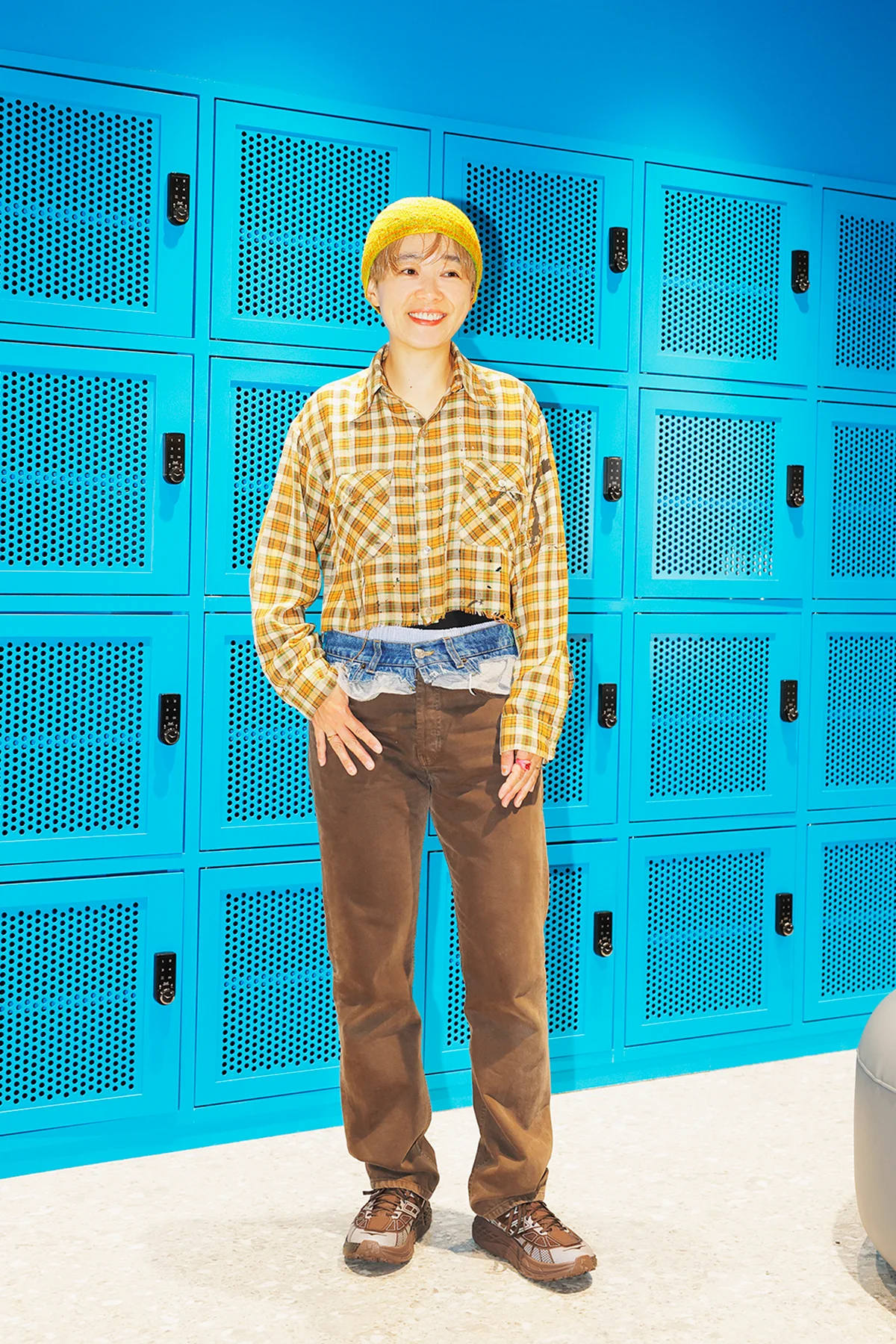 ホカのSTEALTH/TECH SPEEDGOAT 2スニーカーを試着したスタイリスト辻村さん