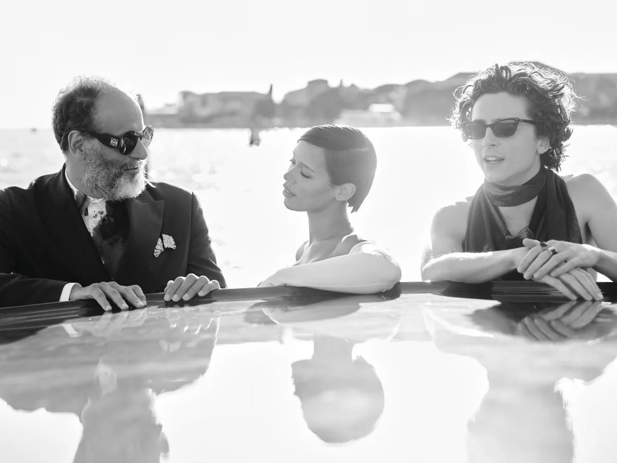第79回ベネチア国際映画祭に登場した ルカ・グァダニーノ監督、テイラー・ラッセル、ティモシー・シャラメ（右から）