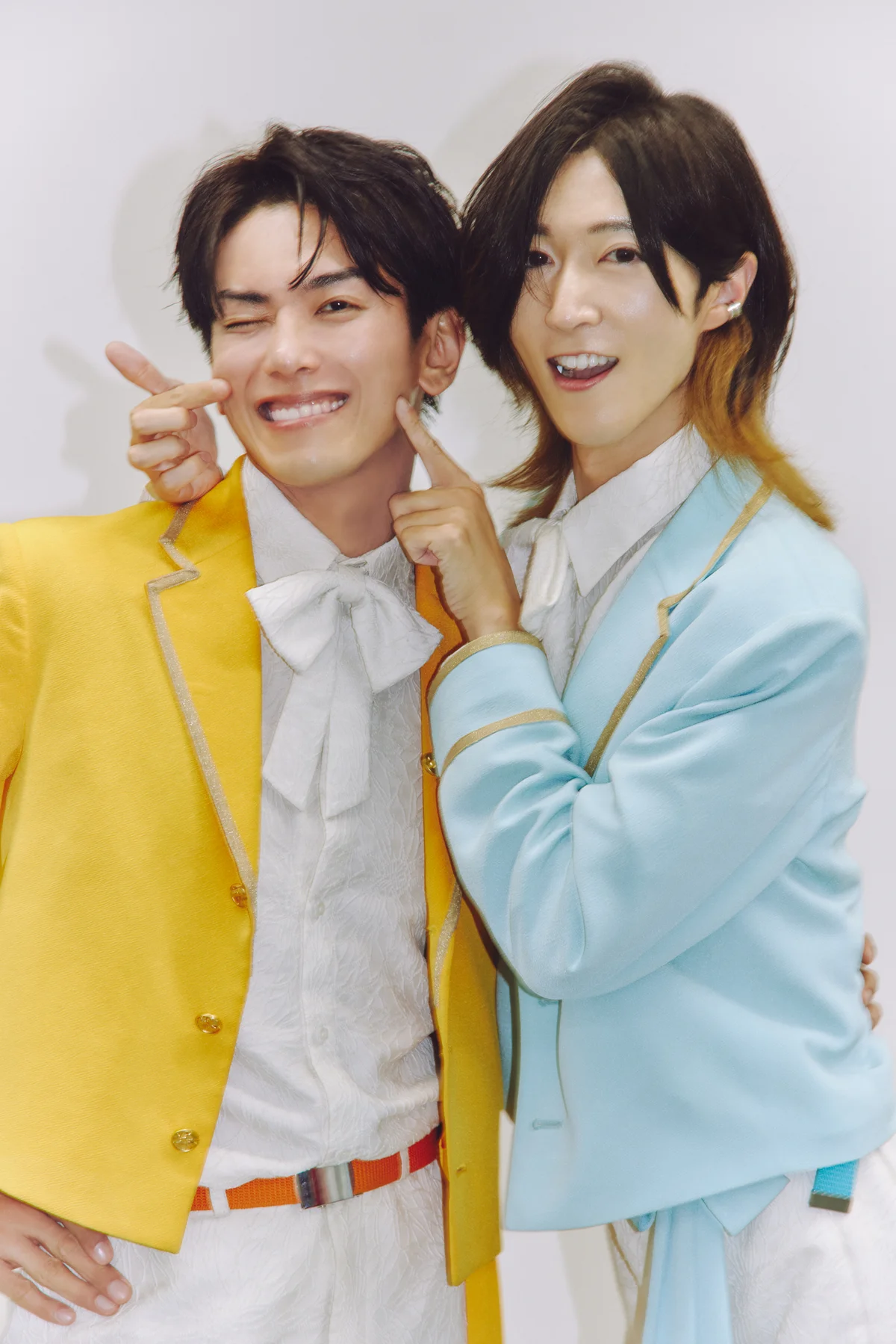 モナキ、じんウインク、サカイJrがじんのほっぺに指でツンツン