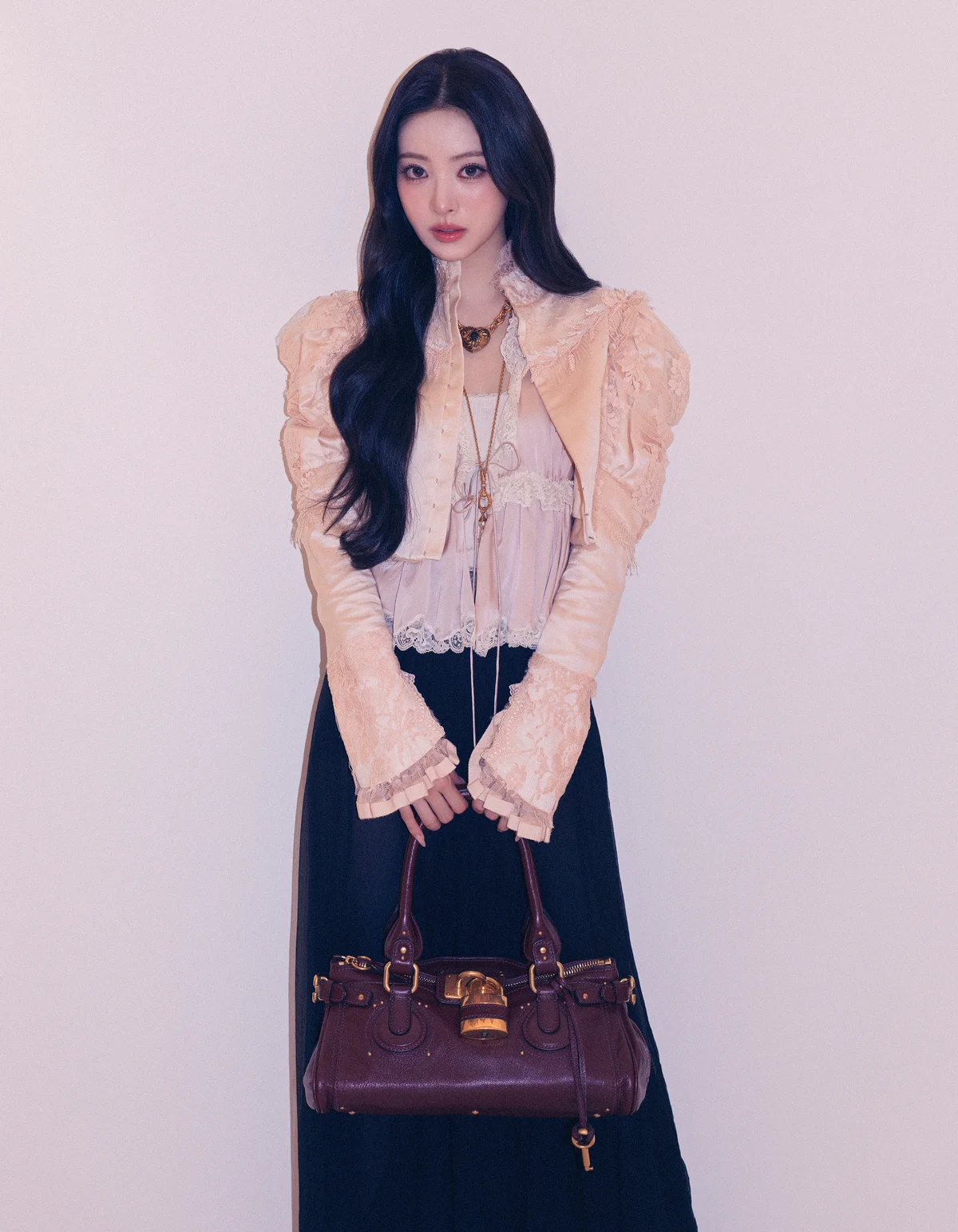 MEOVV ミヤオ ANNA アンナ　クロエ　ポートレート撮影&インタビュー