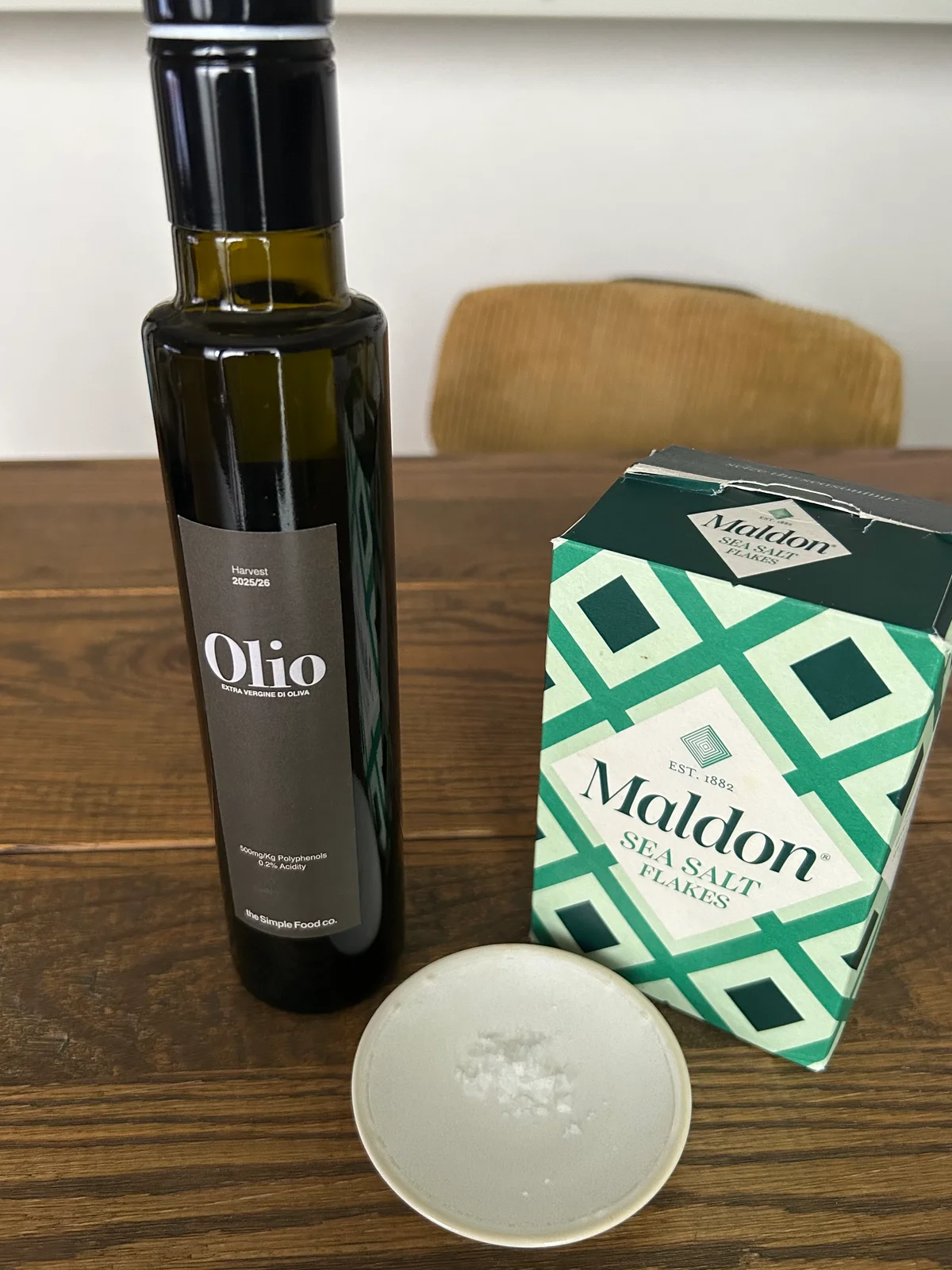 Olioのオリーブオイルとマルドンの塩の写真