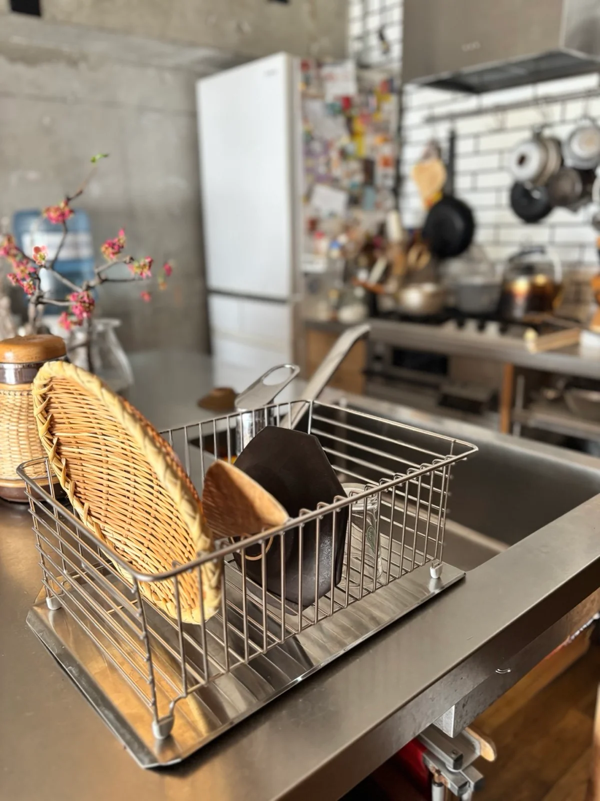 無印良品のステンレスバスケット小とステンレス水切り用傾斜トレー