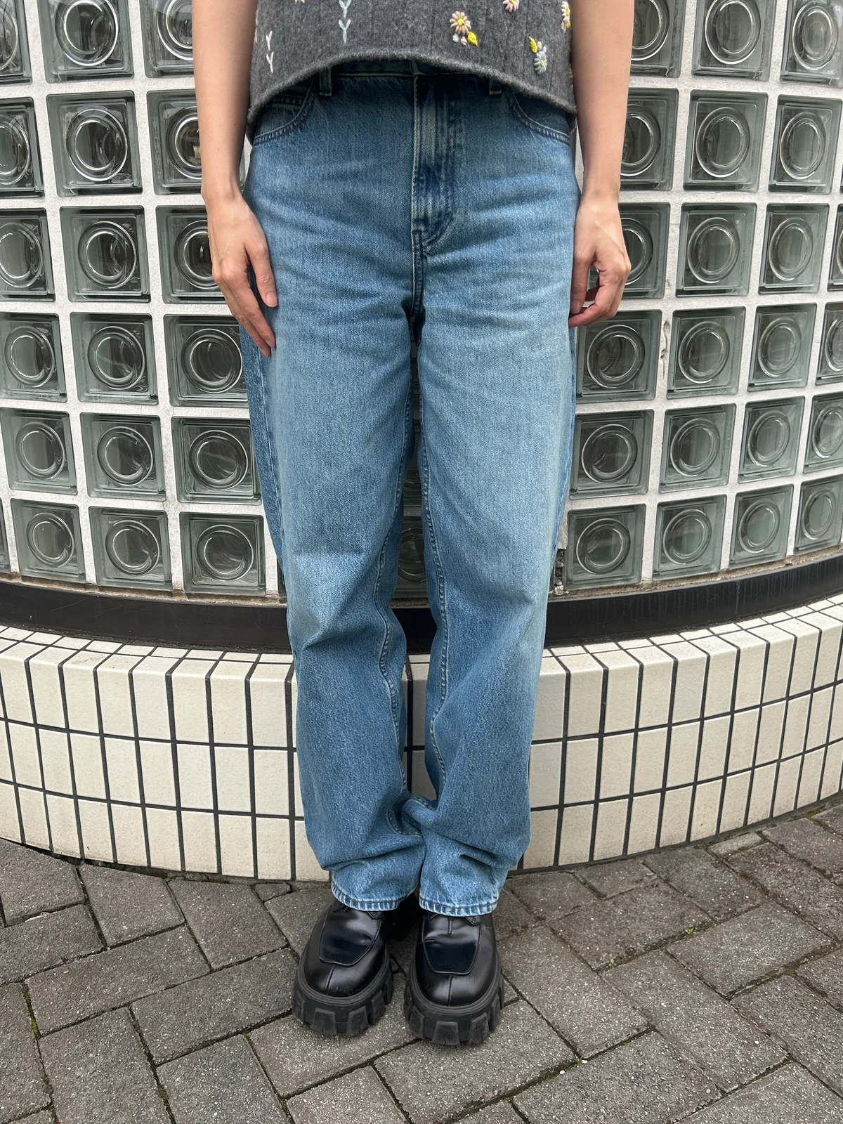 UNIQLO and JW ANDERSONのバギージーンズをはいたところ