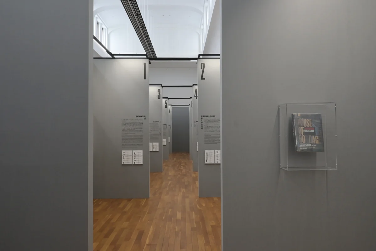 アーネスト・コール「囚われの地（House of Bondage）」の展示風景