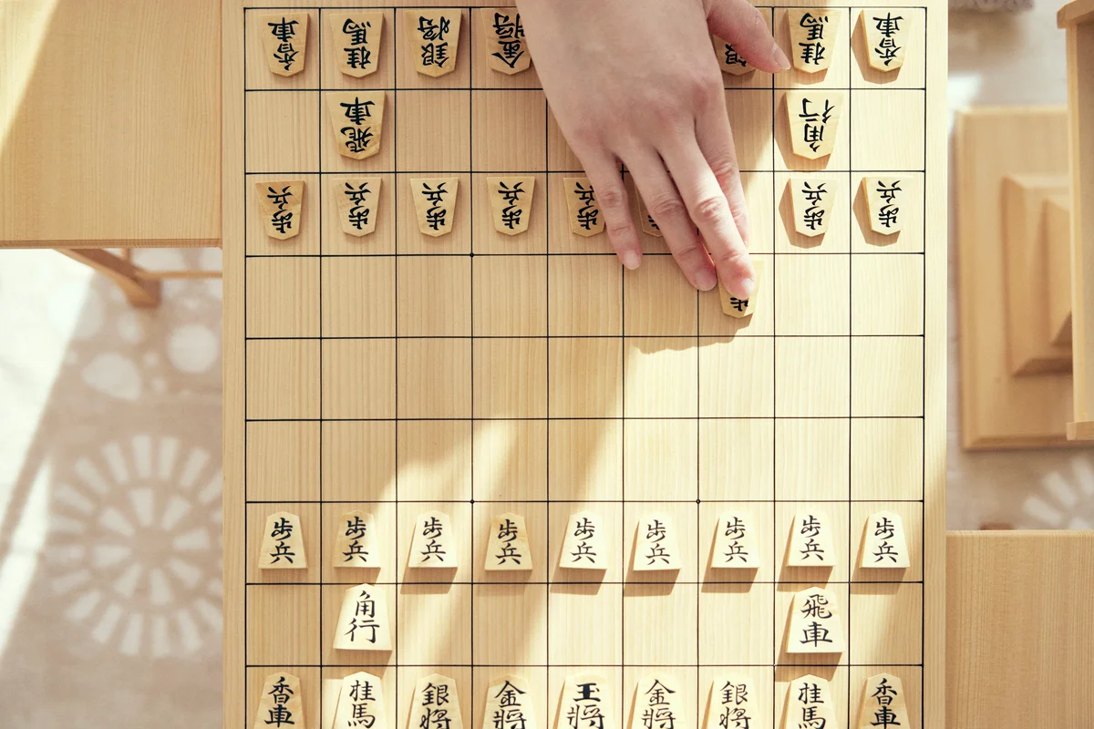 将棋を指す福間香奈女流