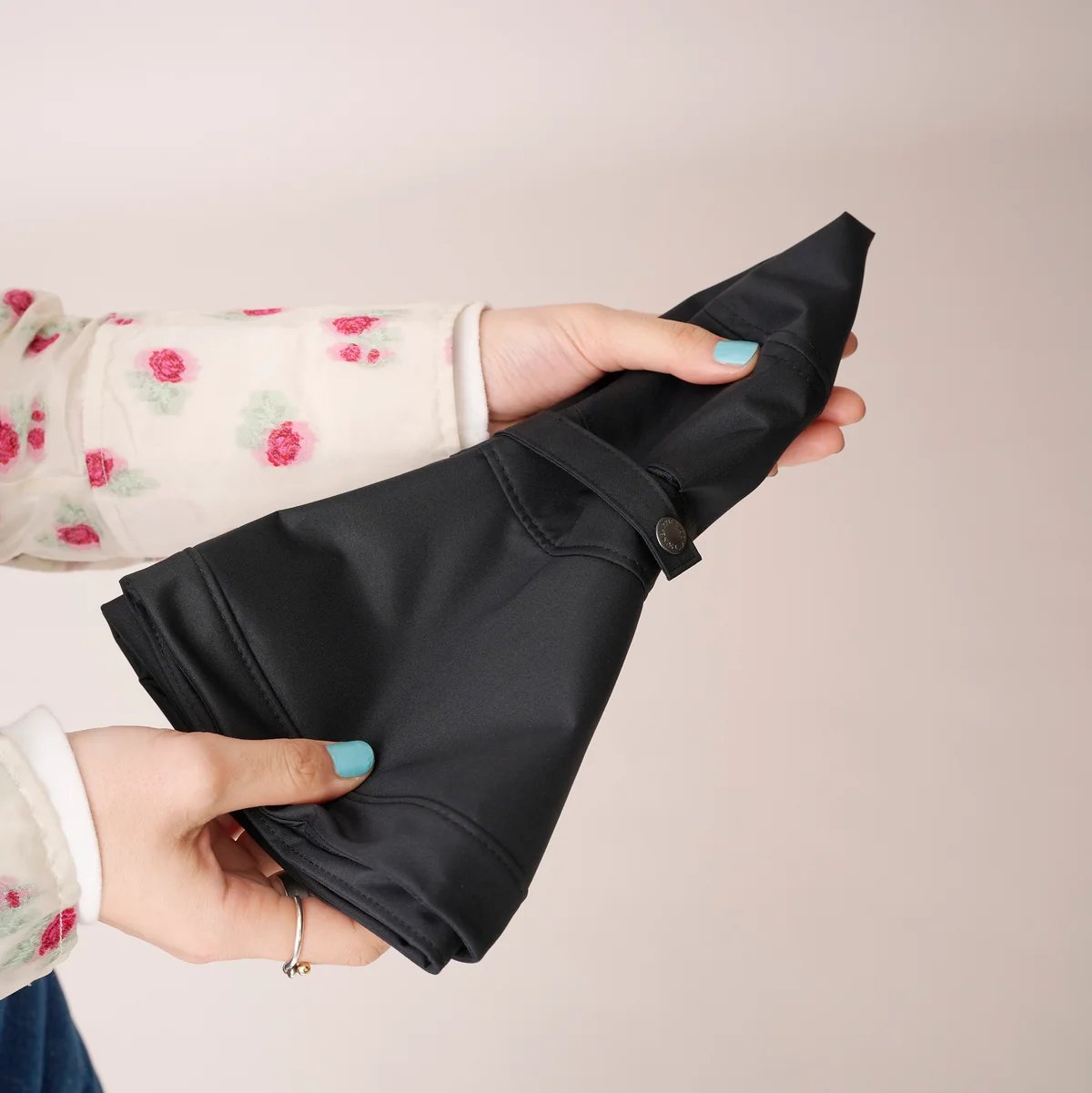 サンバリア100のトラベル・ハットを折りたたんだ様子