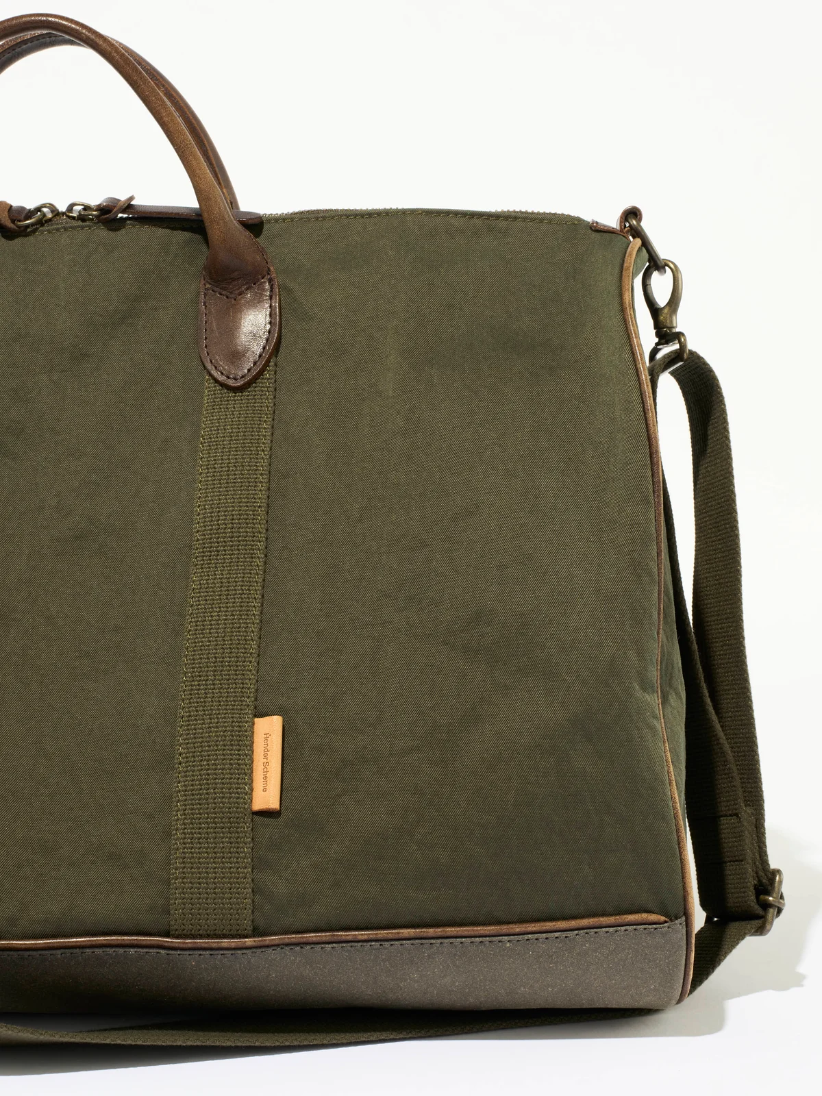 【エンダースキーマ】の「boston luggage」は細部までこだわり抜かれたデザイン