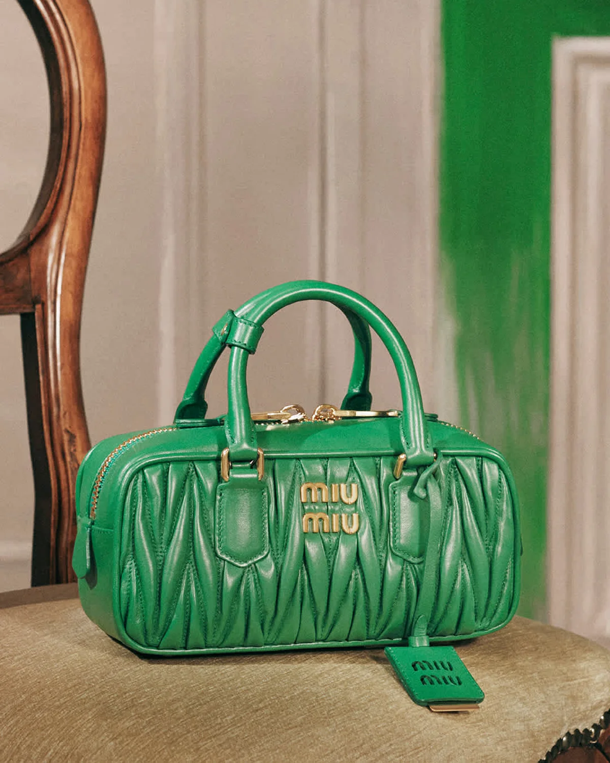 ミュウミュウの2026年レザーグッズ広告キャンペーンビジュアルのバッグ「ワンダー マテラッセレザー ホーボーバッグ」の画像