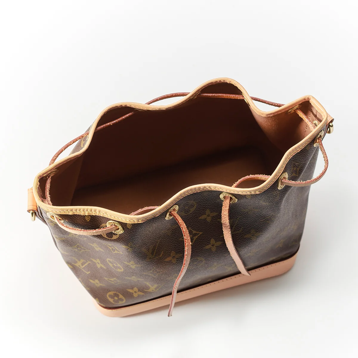 ルイ・ヴィトンのモノグラムバッグ「ノエ BB」　開口部を上から見た図