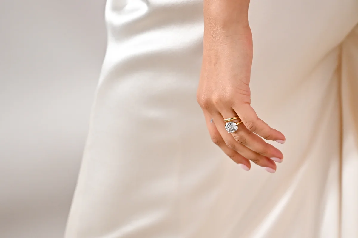 このときも左手の薬指には結婚指輪のようなゴールドの指輪をはめていた