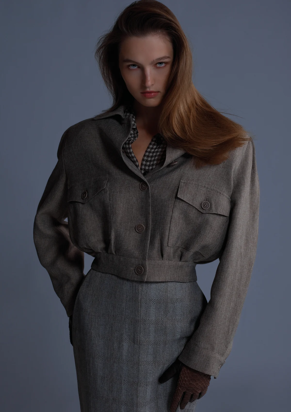 ジョルジオ アルマーニはの「ARMANI/Archivio」第2章のジャケット、スカートを着用したモデル