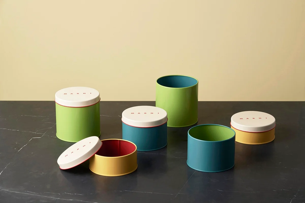 上記のクッキーほか、イタリアの郷土菓子“バーチディダーマ”、チョコレート×クランチの“ロシェ”を缶パッケージで販売。マルニらしいカラーブロックがアイコニック。