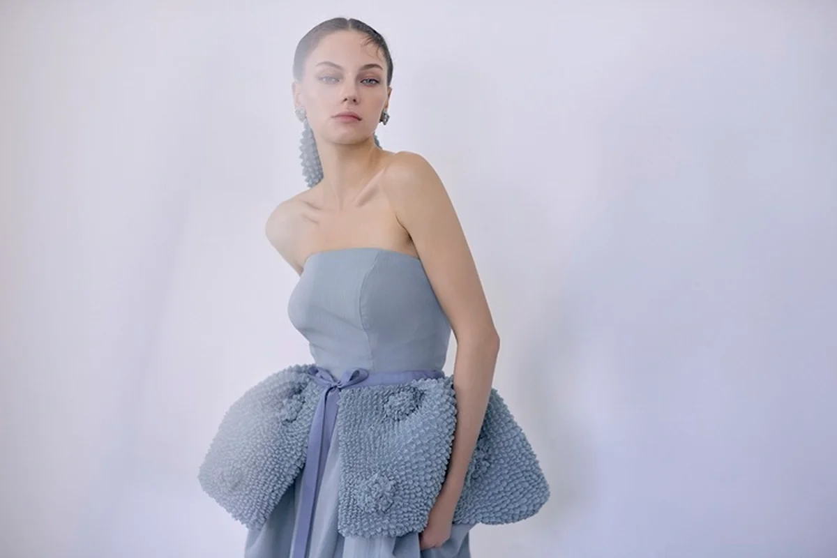 ミラーミラーのトラディショナルクラフトドレス￥374,000（レンタル）