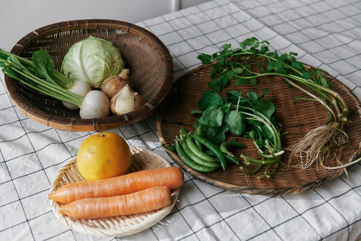 手に入りやすい、この時期おすすめの春野菜。左上から時計回りに、かぶ・春キャベツ、新玉ねぎ、せり、クレソン、スナップえんどう、にんじん、グレープフルーツ