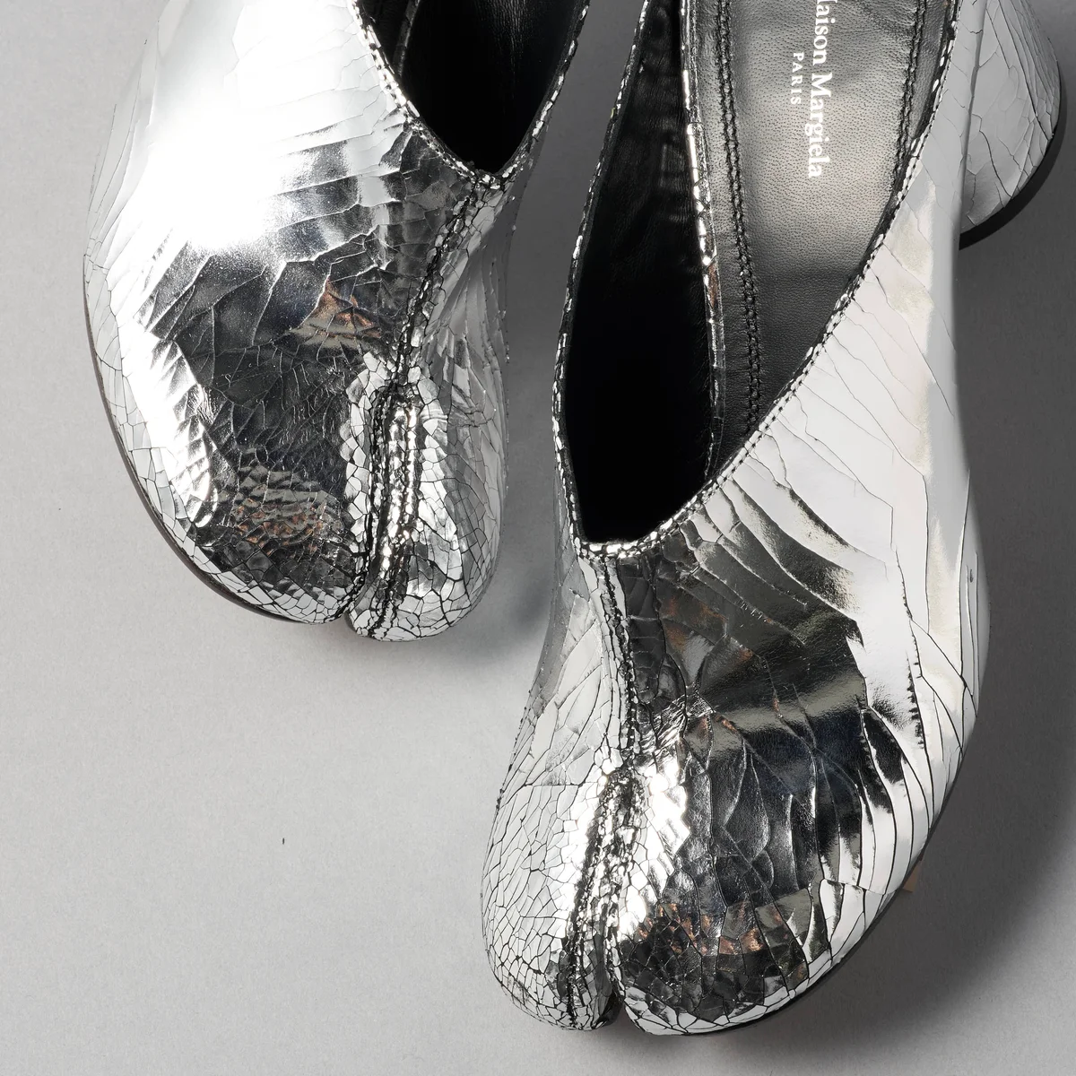 メゾン マルジェラの2026年春夏新作ミュール、「タビ」ブロークンミラー デコルティケミュールのつま先部分