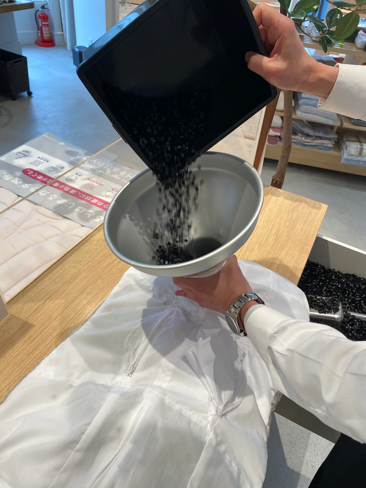 下層部ユニットにミニ備長炭パイプを入れる様子