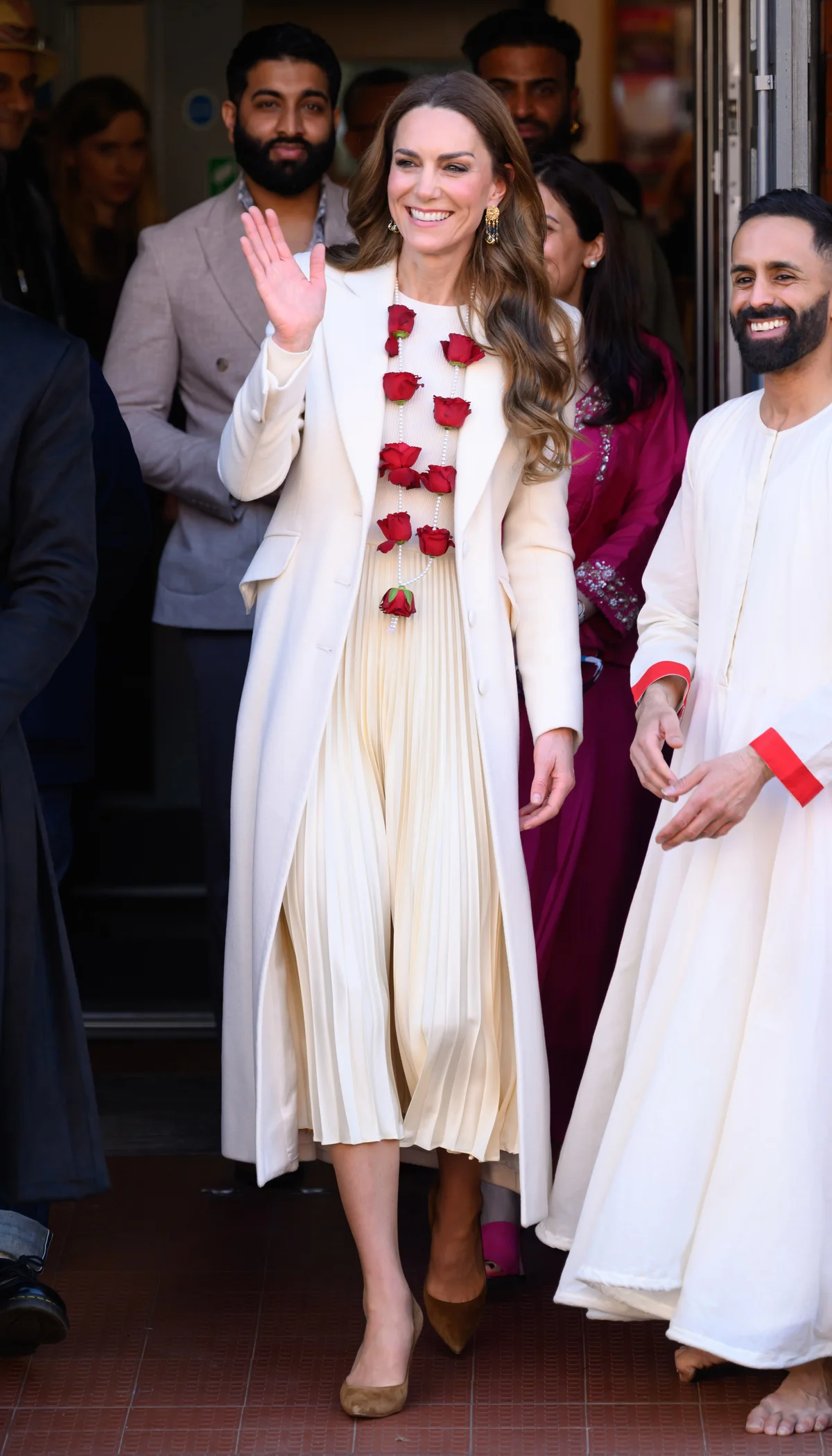 洗練されたホワイトコーディネートで登場したキャサリン皇太子妃