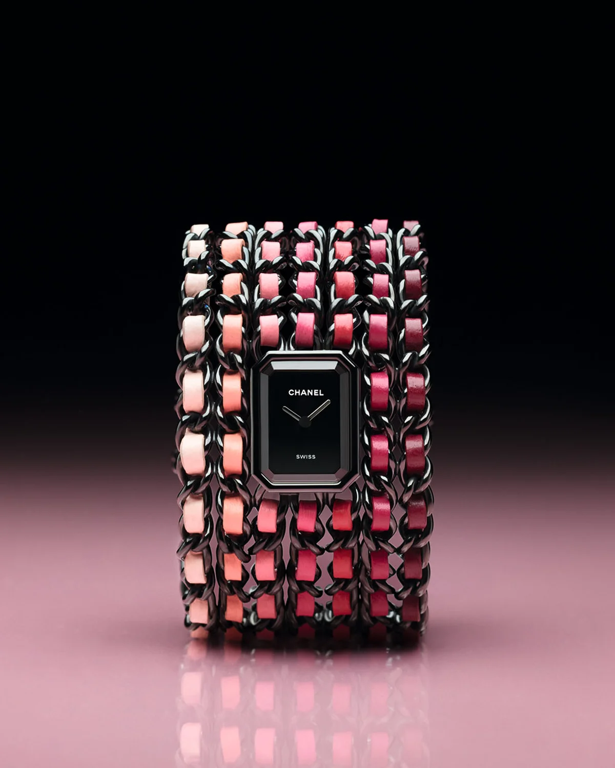 「プルミエール カフ BLUSH」〈SSブラックコーティング、ケースサイズ19.7×15.2mm、クォーツ〉¥1,848,000 ※数量限定