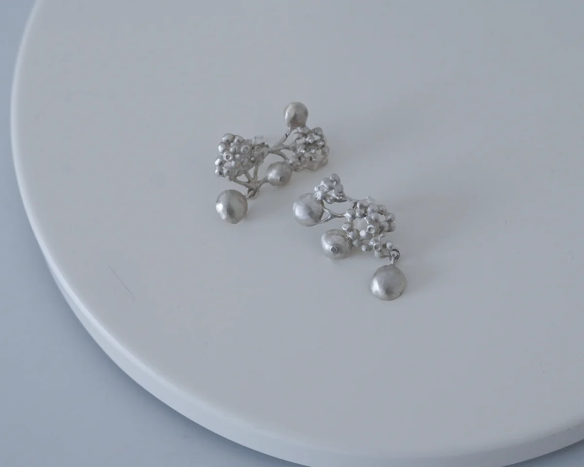PEBBLE CHARMED ACHILLÉE STUDS