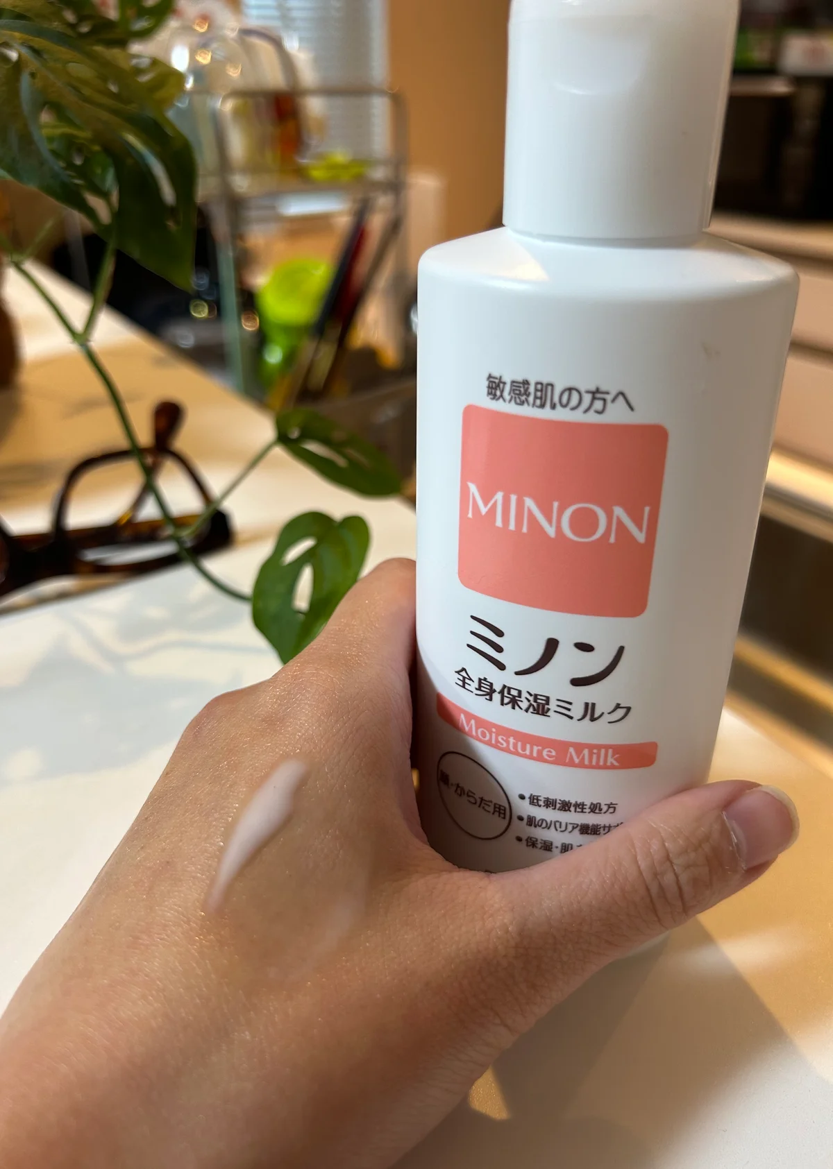 ミノンの全身保湿ミルクを肌にのせたところ