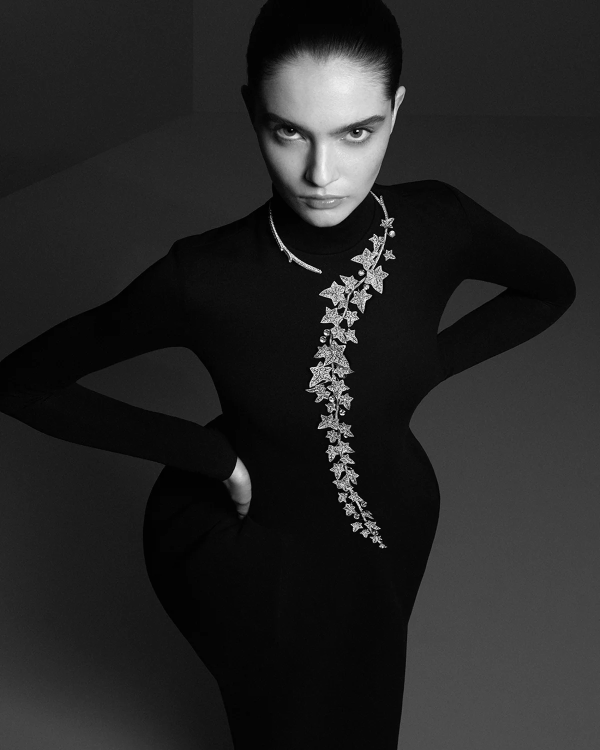 「アンテイムド」ネックレス〈WG、ダイヤモンド〉