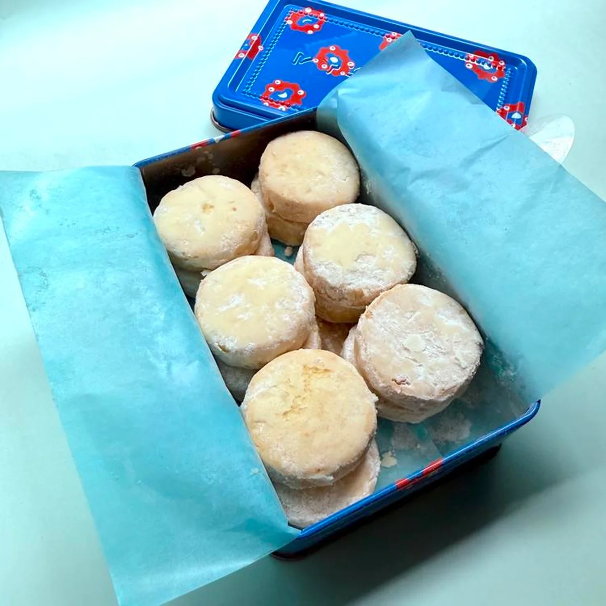 大阪：太陽ノ塔洋菓子店の大阪・関西万博缶の中身は、ホロホロ、サクサクの食感が特徴のポルボロン。幸せのお菓子です。