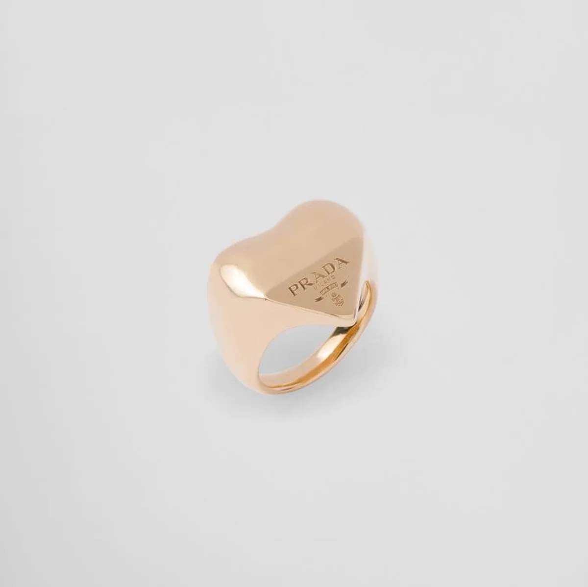 プラダ、Eternal Gold イエローゴールド リング〈K18YG〉￥880,000（予定価格）