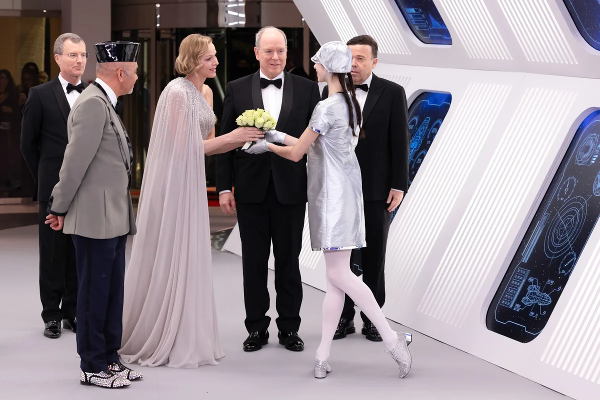 ローズ・ボール2026でブーケを受け取るシャルレーヌ公妃