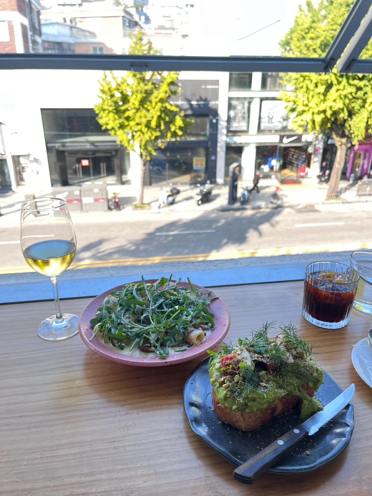 ハウスワイン　トリュフ香るパスタ　アボカドサンドウィッチ