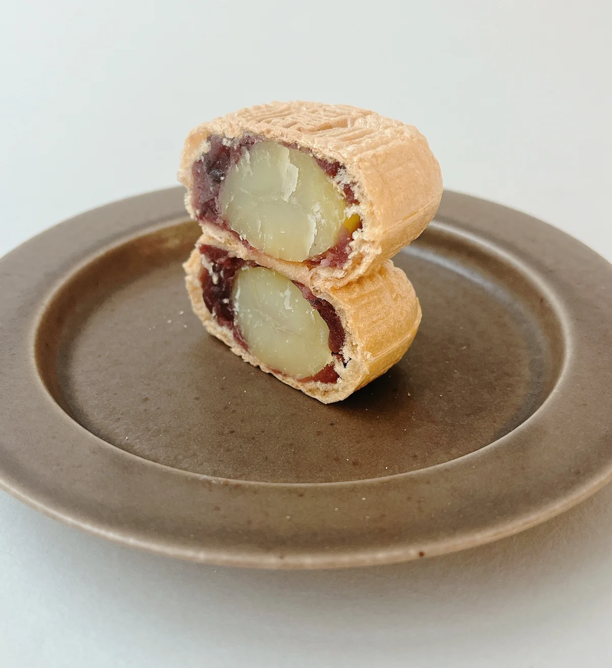 国産の栗が丸々一粒入った食べ応えのある菓心おおすがの最中。