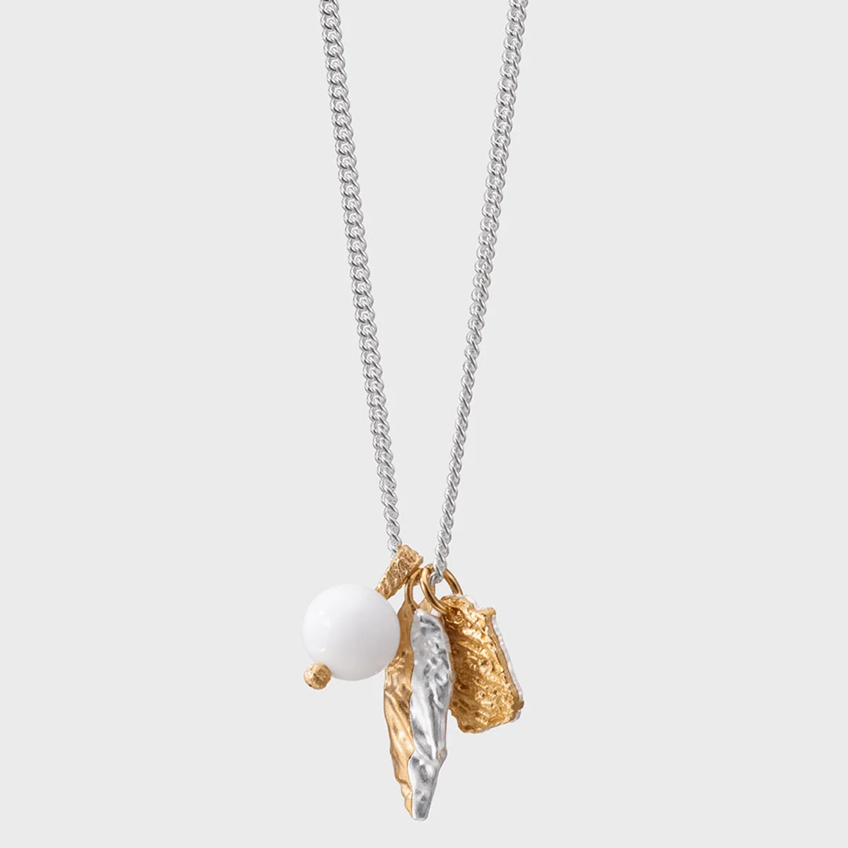 「イトゥ」ネックレス〈シルバー、ゴールドプレーテッドシルバー、ガラスパール〉¥113,200