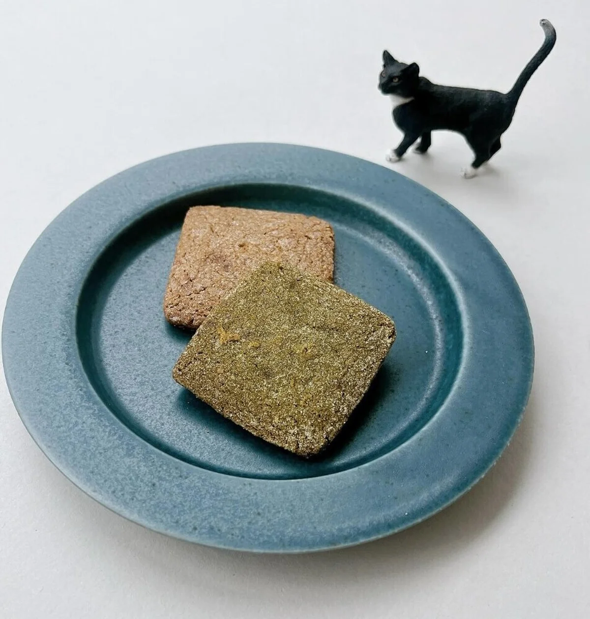 「和紅茶」（左）は、華やかな香りの静岡県産「べにふうき」を使用。「抹茶」（右）は宇治の抹茶を用い、上品なほろ苦さとともに深みのあるコクを引き出して。