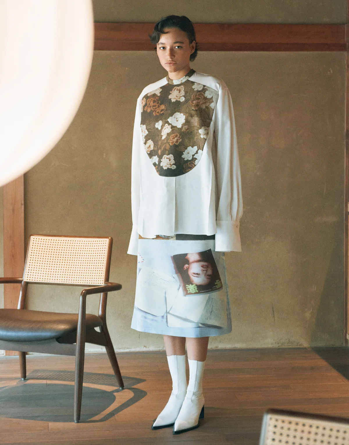 シャツ￥341,000・スカート￥305,800・ブーツ￥282,700／ジルサンダージャパン（ジル サンダー）