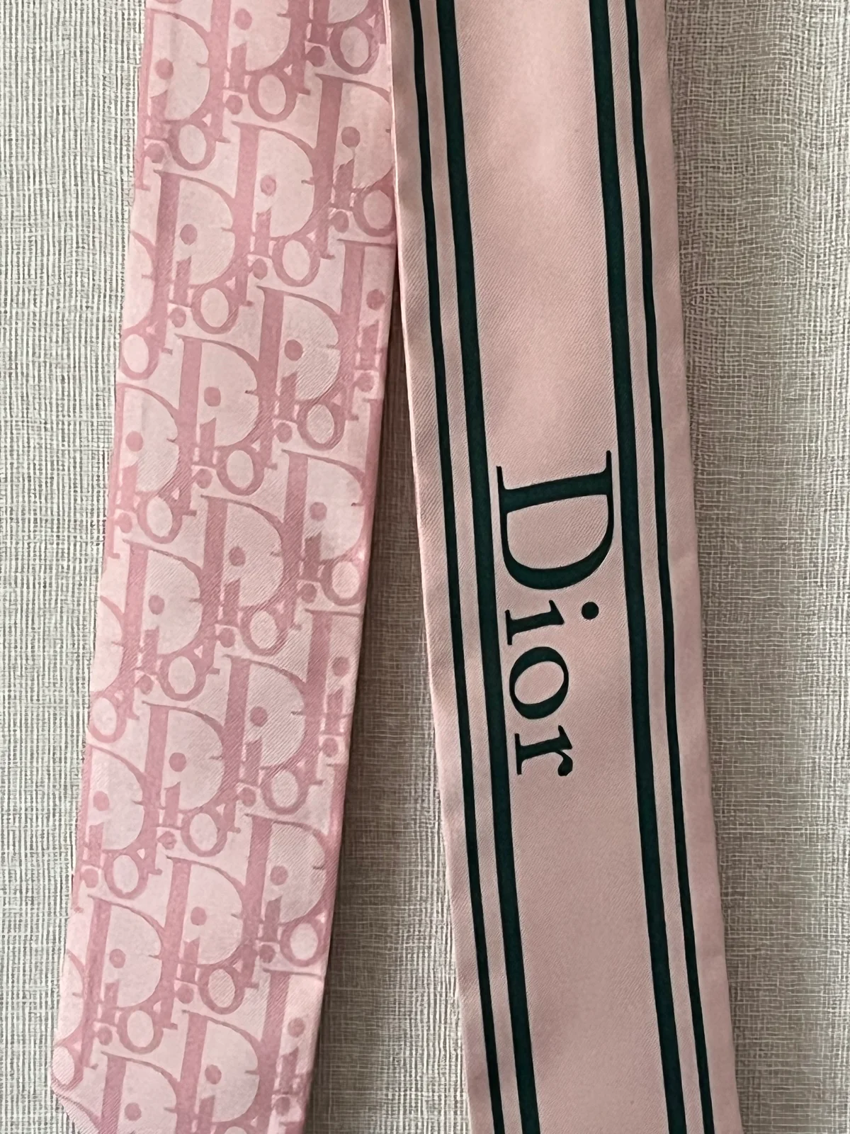 スカーフ初心者にこそすすめたい【ディオーの画像_4