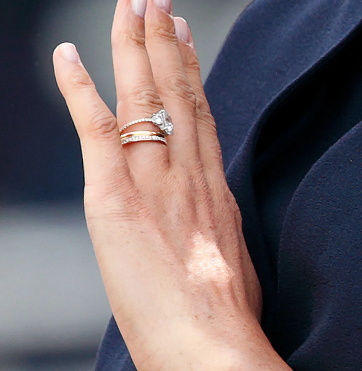 2019年６月のトゥルーピング・ザ・カラーで披露された婚約指輪はバンドを細くしている