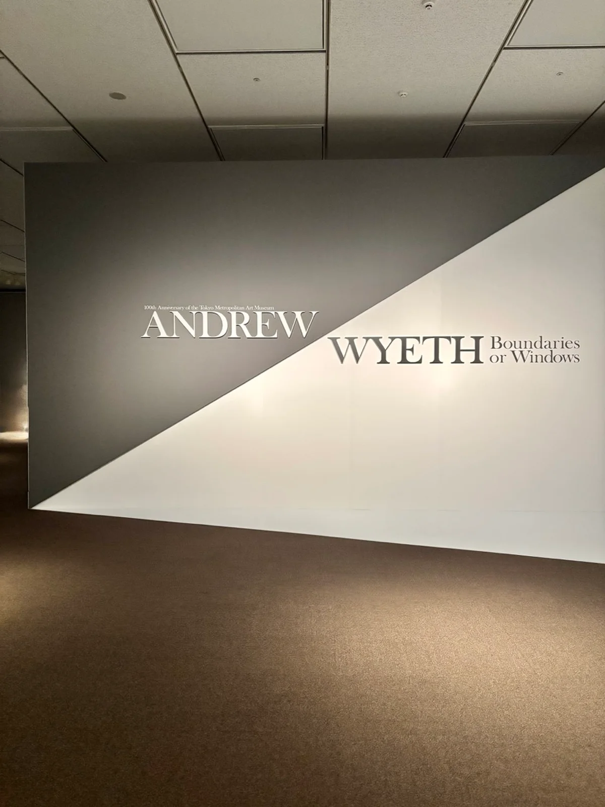 「東京都美術館開館１００周年記念　アンドリュー・ワイエス展」のエントランス