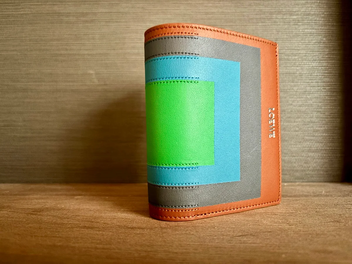 ロエベのコンパクトウォレット、ジョセフ・アルバース作品からの着想