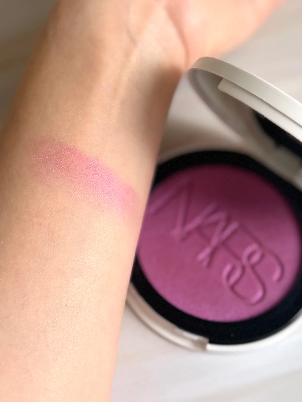 NARS ライトリフレクティング ルミナイジングブラッシュ 04861のスウォッチ