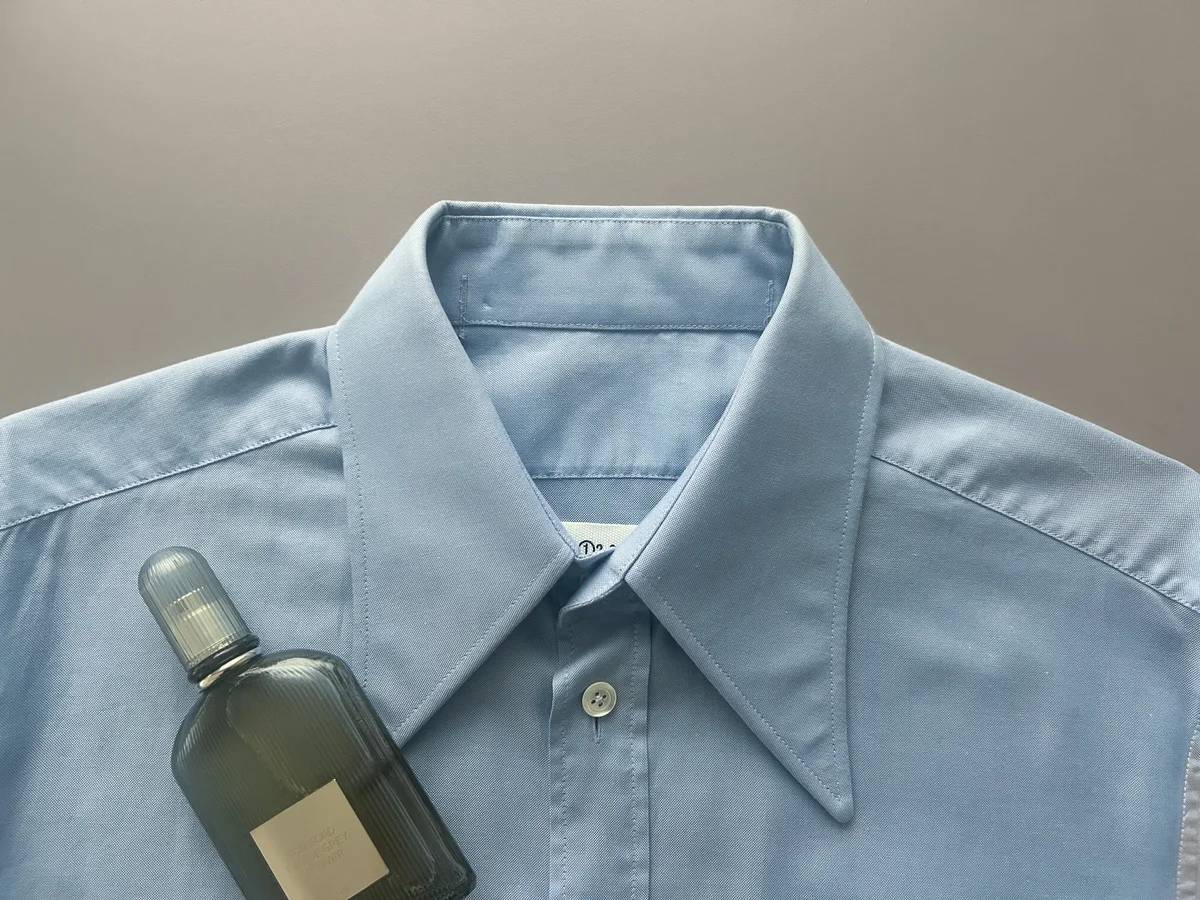 メゾン マルジェラのブルーのシャツとトムフォードの香水を並べた写真