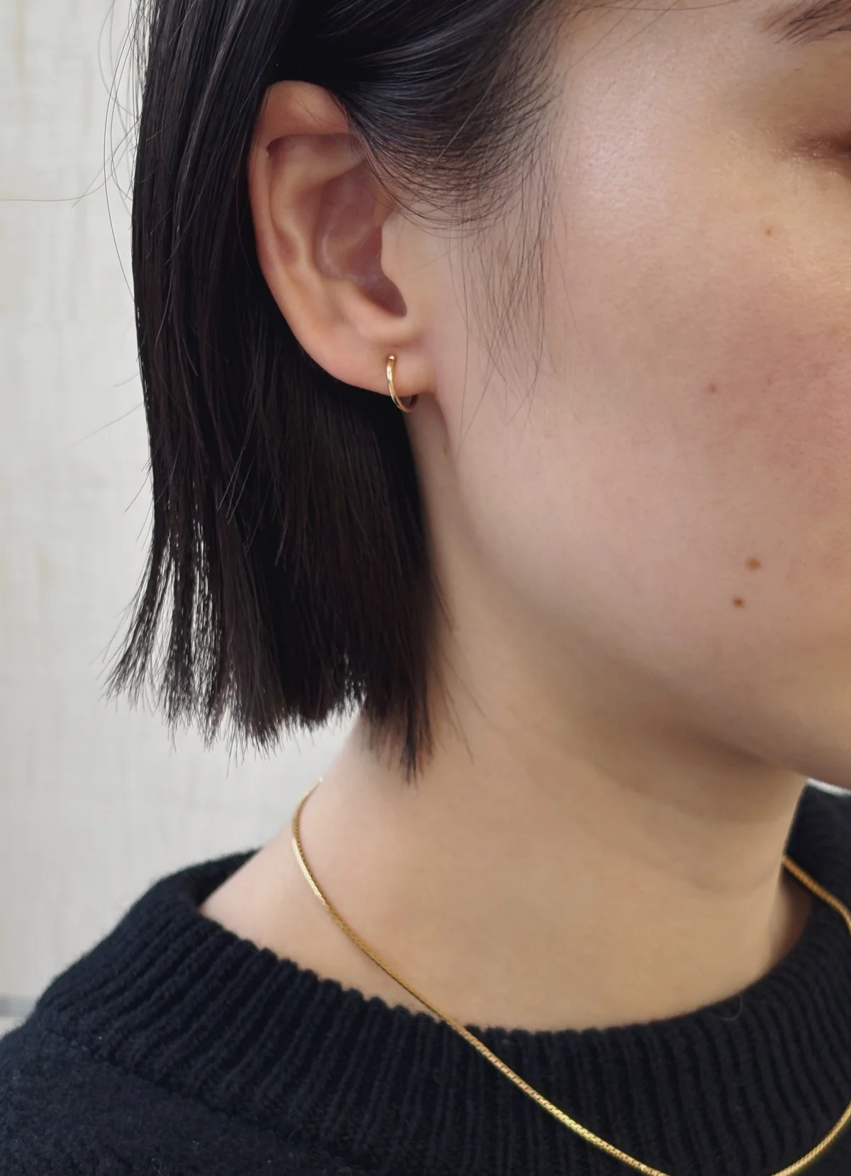 ヲジェのイエローゴールドのフープイヤリングの着用感とネックレスとのコーディネート