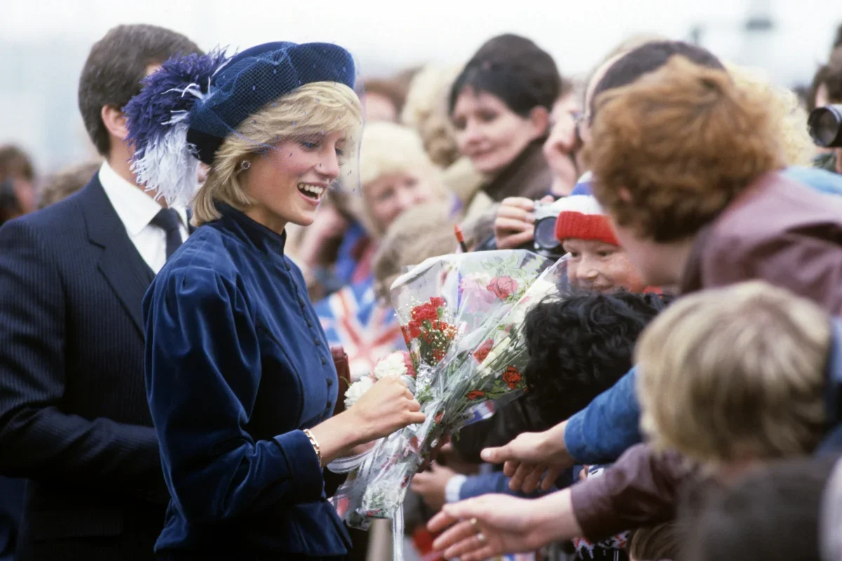 ダイアナ妃が直接民衆と触れ合う姿　ダイアナ元妃　Princess Diana