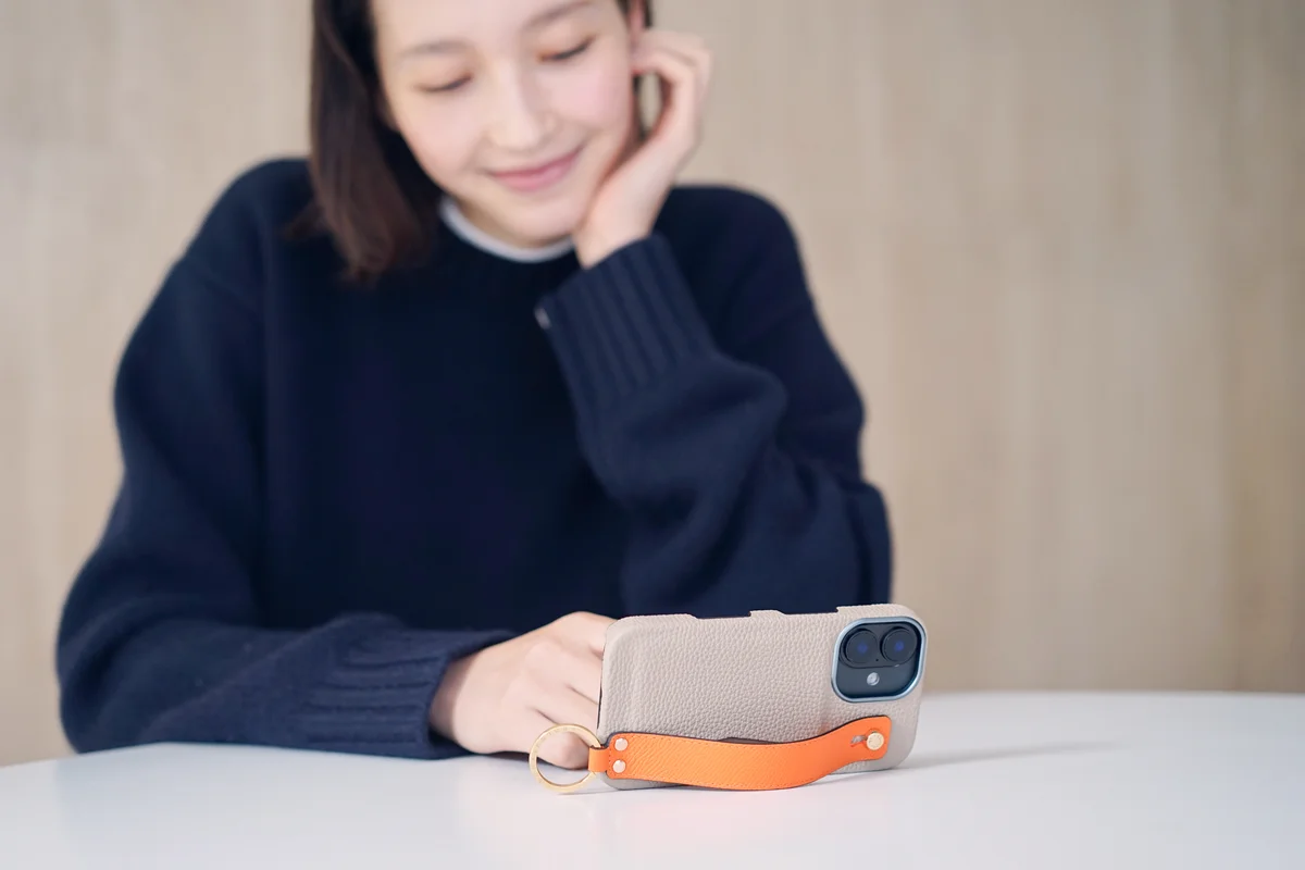 水晶玉子さん監修のBONAVENTURA（ボナベンチュラ）の2026年開運スマートフォンケースを立てかけた様子