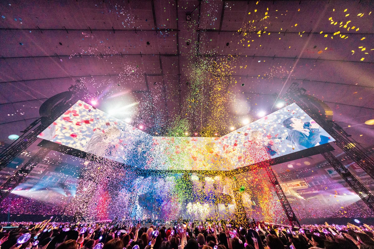 レインボーの光に照らされ、ステージと一体化して熱狂する会場